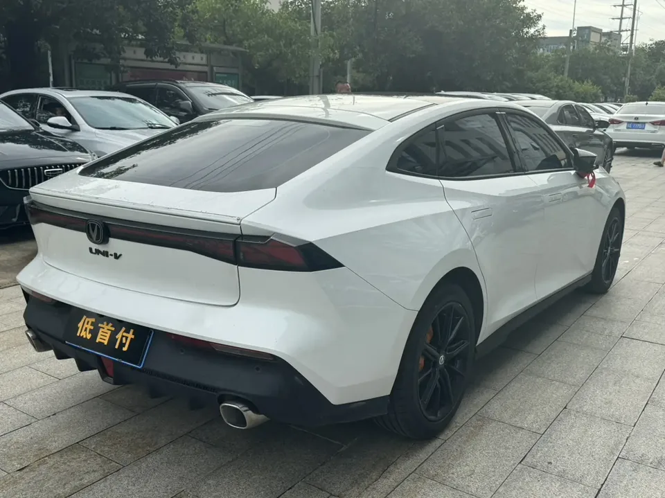 Changan UNI-V 1.5T Premium Edition 2023 — миниатюра 2