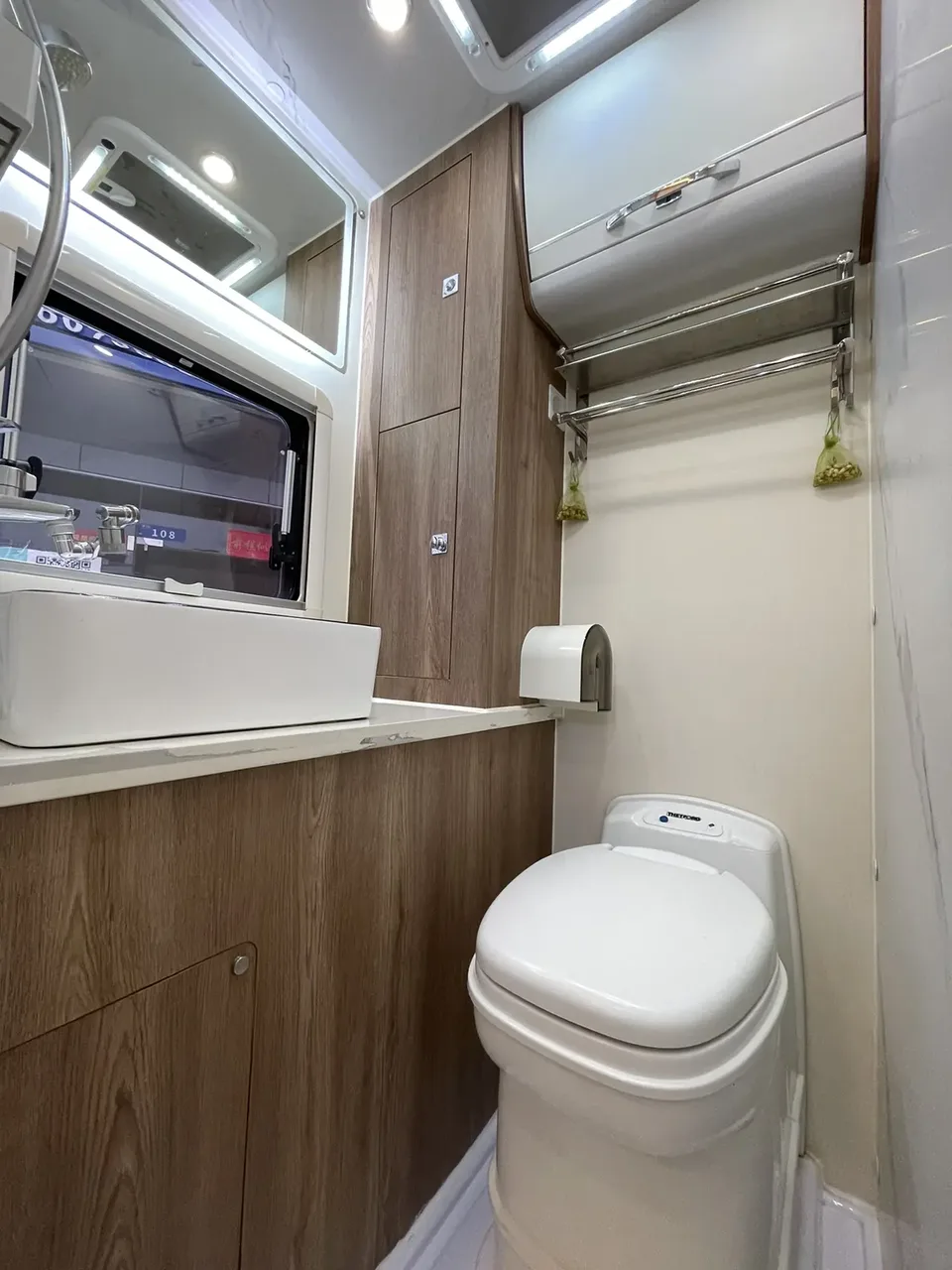 Datong Maxus V90 RV 2.0T Lifestyle Home V90 self-propelled C-type RV flagship version large forehead longitudinal bed 2022 — миниатюра 4
