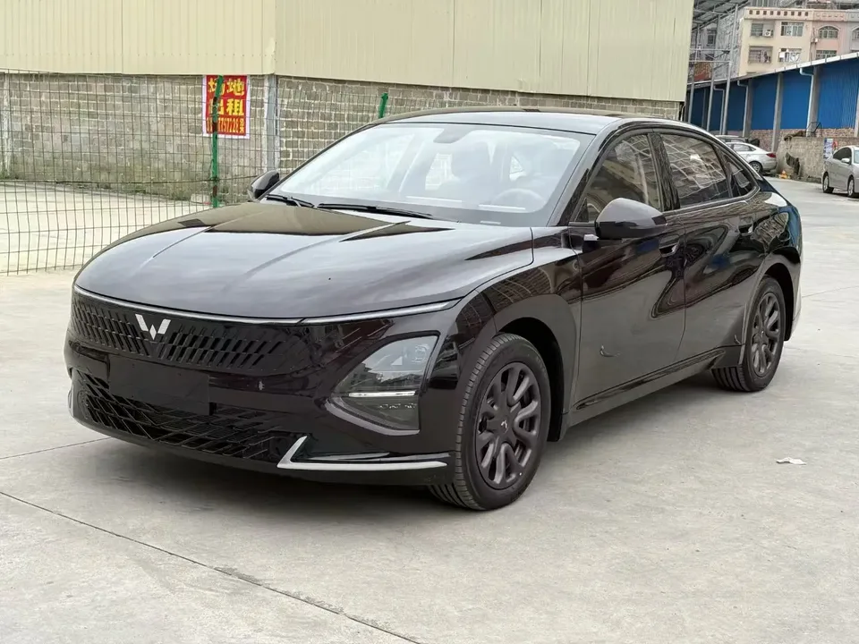 Wuling Starlight PHEV Wuling Starlight PHEV 2025 70km Smart Standard 2025 — photo 1, buy with delivery to Moscow