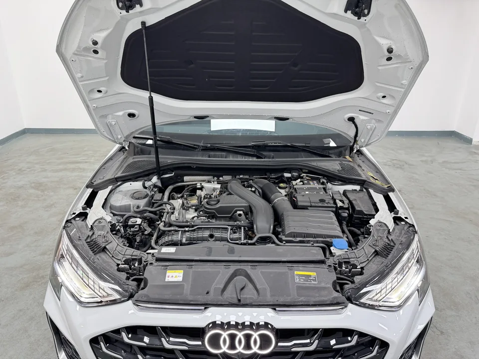 Audi A3 Audi A3 2025 Sportback 35 TFSI Flying Spur Premium Edition 2025 — миниатюра 3