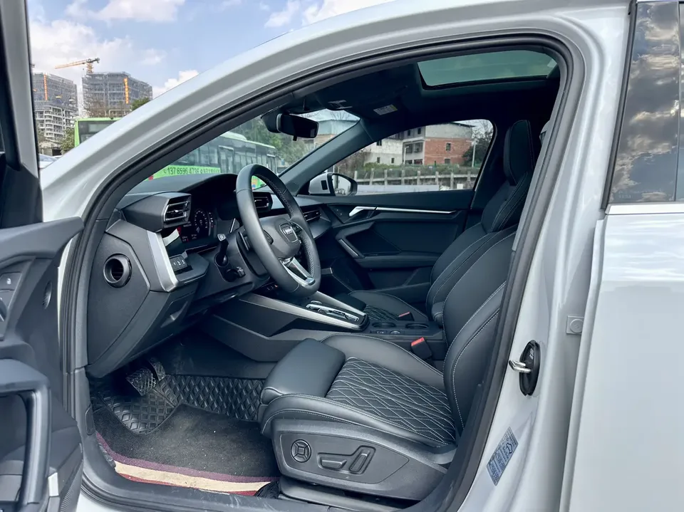 Audi A3 Audi A3 2025 Sportback 35 TFSI Flying Spur Premium Edition 2025 — миниатюра 4