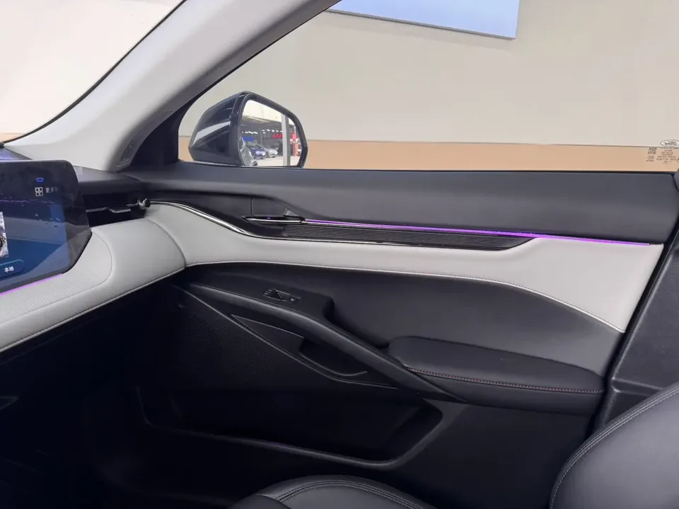 Ford Mondeo facelift EcoBoost 245 luxury model 2022 — миниатюра 5
