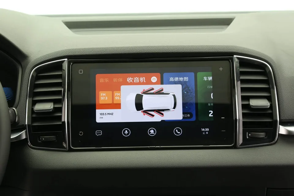 Skoda Karoq TSI280 Luxury Edition 2023 — миниатюра 3