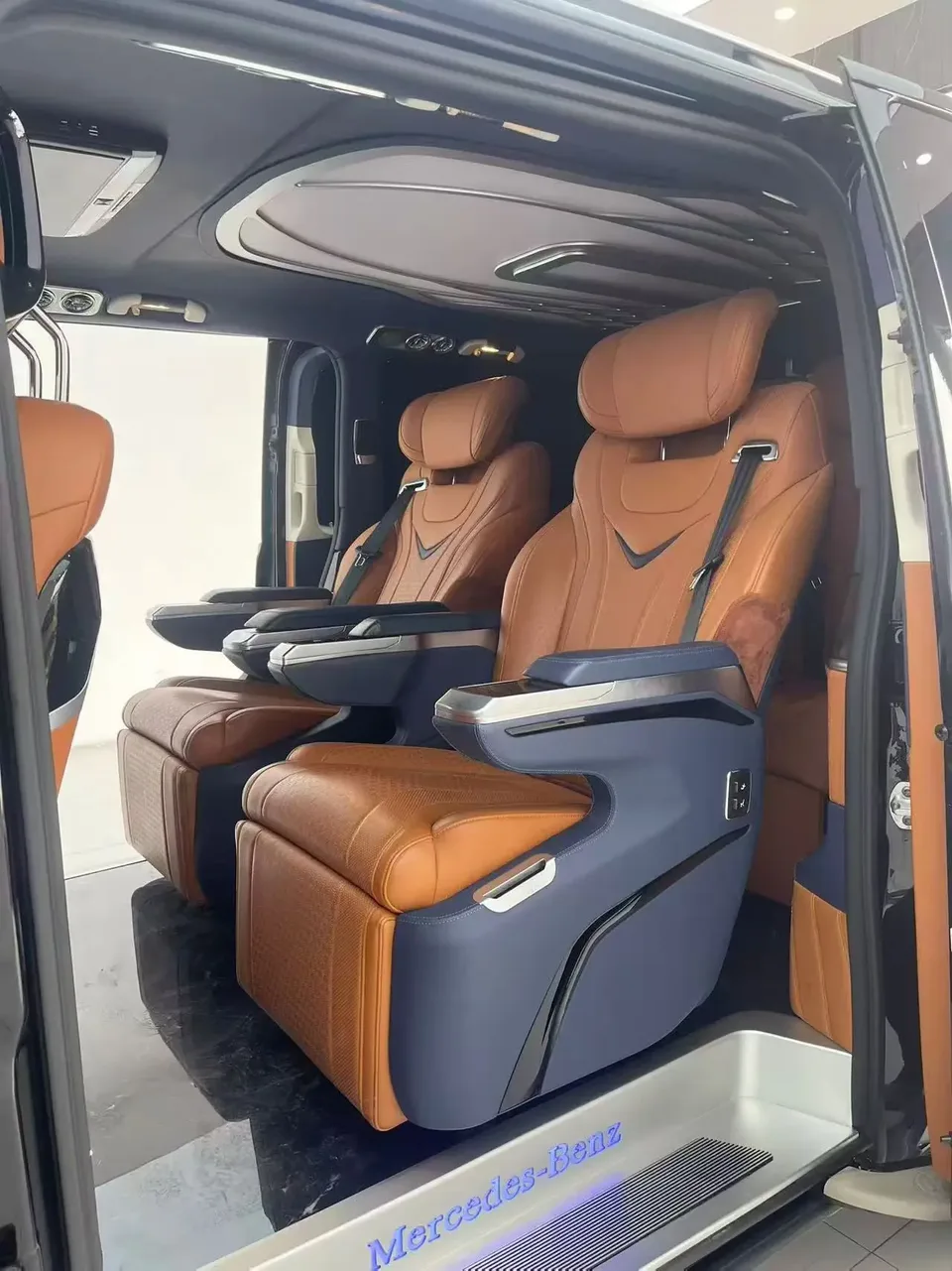 Mercedes-Benz V-Класс Mercedes Benz V Class 2022 V 260 Pilot Edition 2024 — thumbnail 2