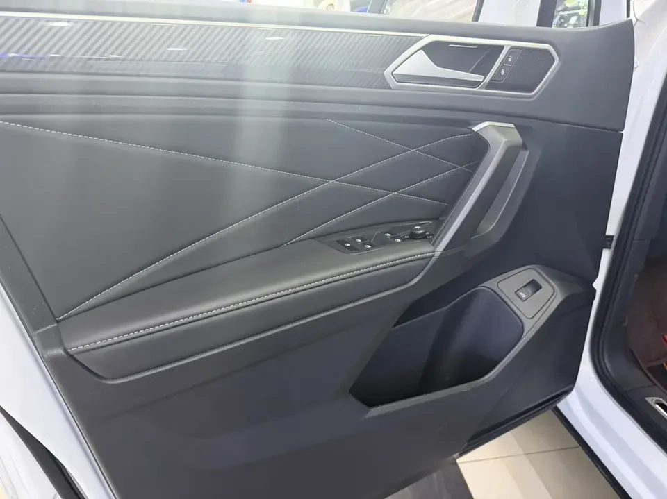 Volkswagen Tiguan L Tiguan L 2024 330TSI 2WD R-Line Enjoy Edition 2024 — миниатюра 2