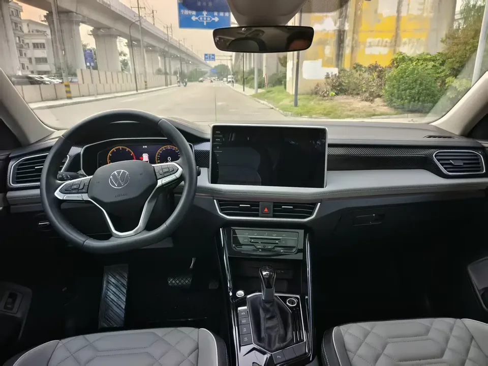 Volkswagen Tayron 300TSI 2WD Luxury Plus Advanced Edition 2024 — миниатюра 2