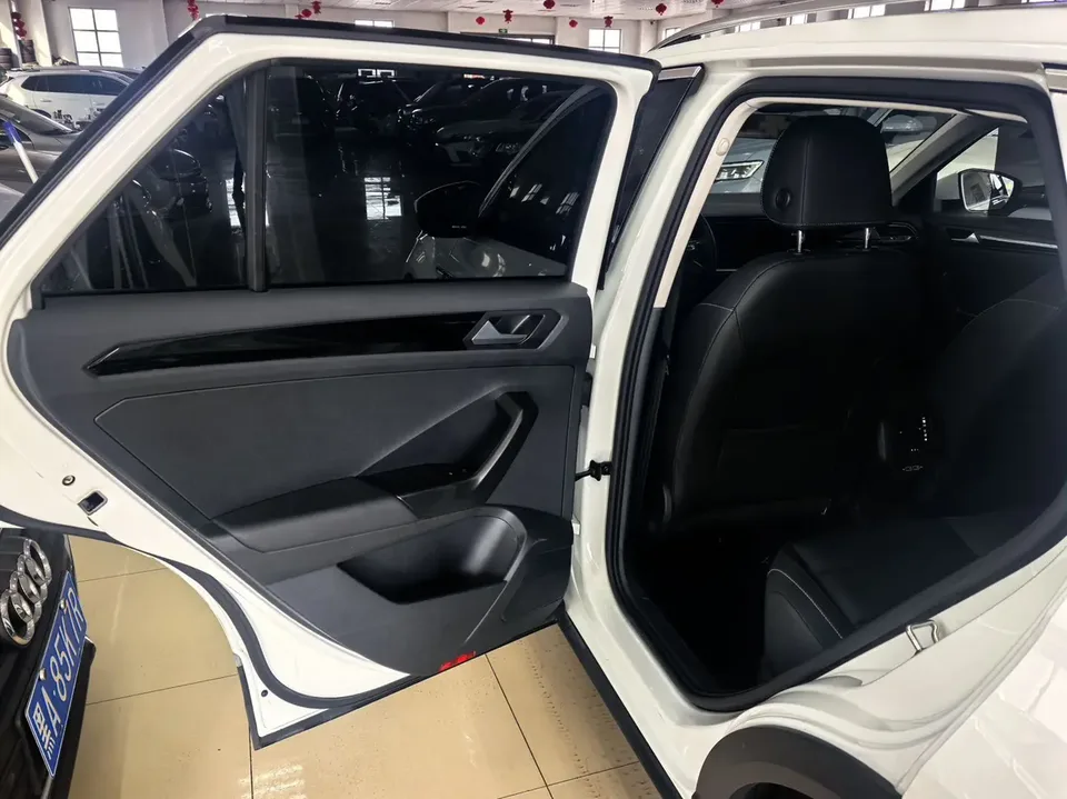 Volkswagen T-Roc Tange 280TSI DSG two-wheel drive comfort PLUS 2023 — миниатюра 4