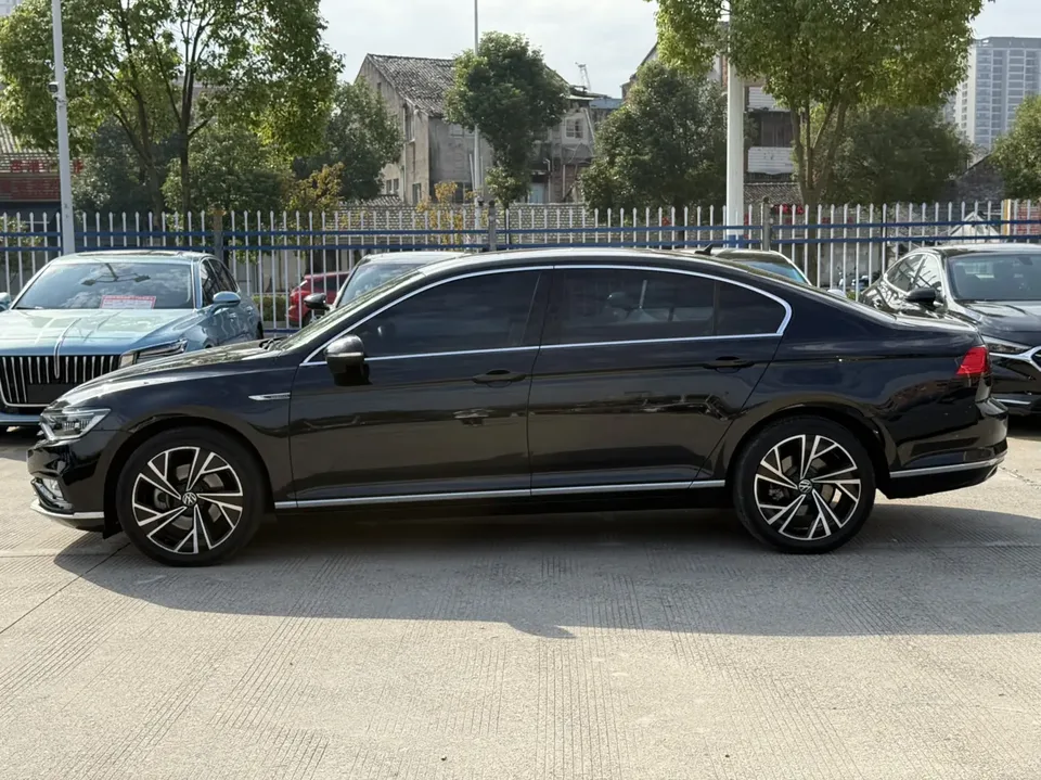 Volkswagen Magotan 330TSI DSG 30th Anniversary Edition 2022 — миниатюра 2