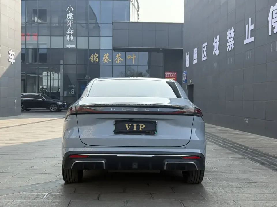 Geely Galaxy L6 Longteng Edition 1.5T DHT 125km PLUS 2024 — миниатюра 2