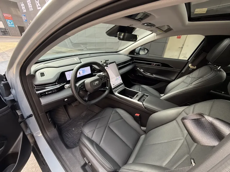 Geely Galaxy L6 Longteng Edition 1.5T DHT 125km PLUS 2024 — миниатюра 3