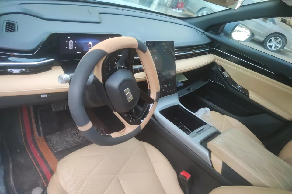 Geely Galaxy L6 Galaxy L6 2024 Longteng version 1.5T DHT 125km PLUS 2024 — thumbnail 4