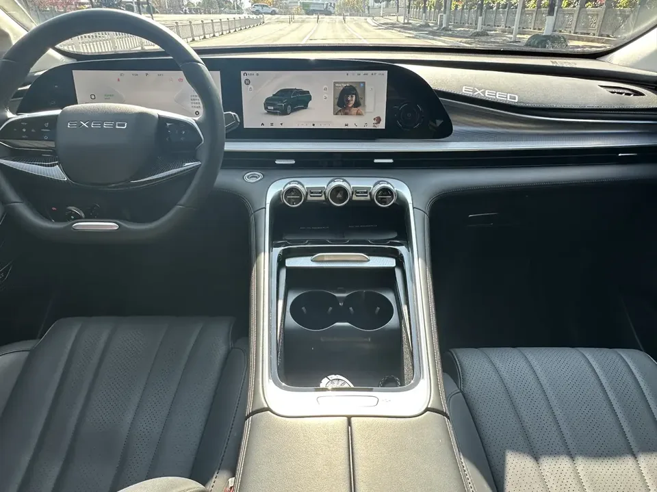 Exeed TXL Stars in the clouds 2025 300T 2WD King Edition 2025 — thumbnail 3