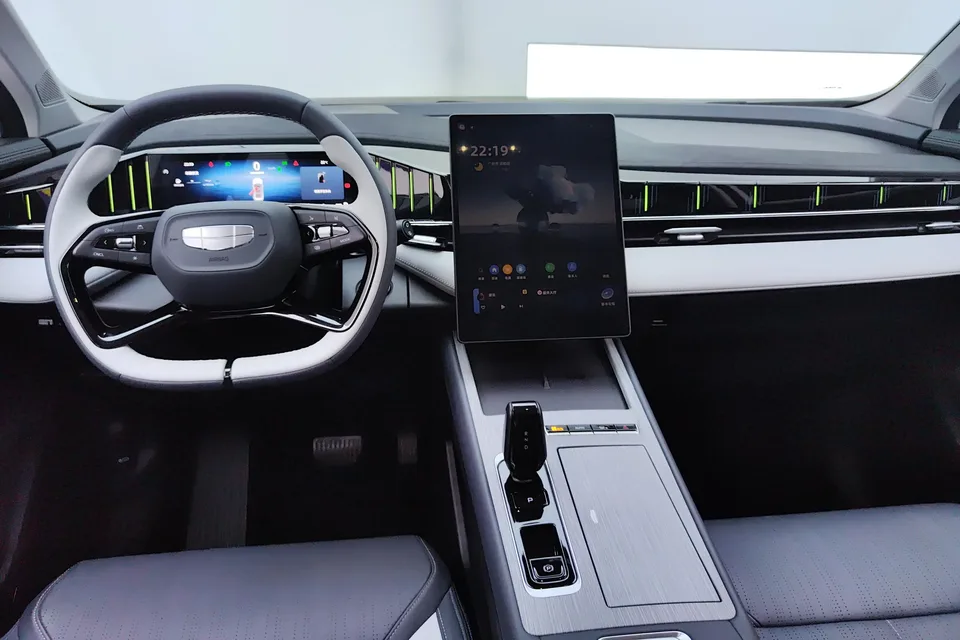 Geely Atlas L 1.5TD DCT Premium Edition 2024 — миниатюра 4