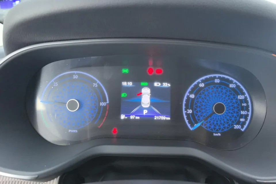 Hongqi E-QM5 facelift basic travel version 2023 — миниатюра 4
