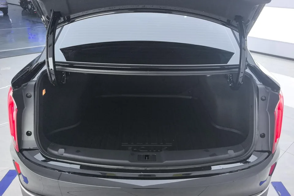 Hongqi E-QM5 facelift basic travel version 2023 — миниатюра 5