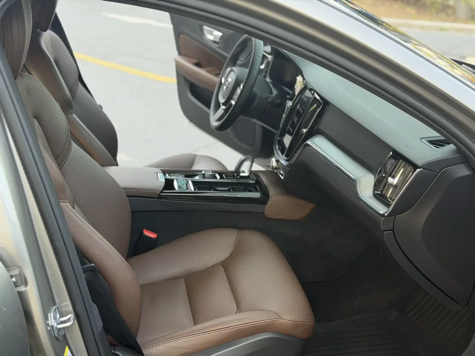 Volvo S60 PHEV S60 PHEV 2020 Volvo S60 PHEV 2020 T8 E-Drive Hybrid 4WD Zhiyi Luxury Edition 2022 — thumbnail 3