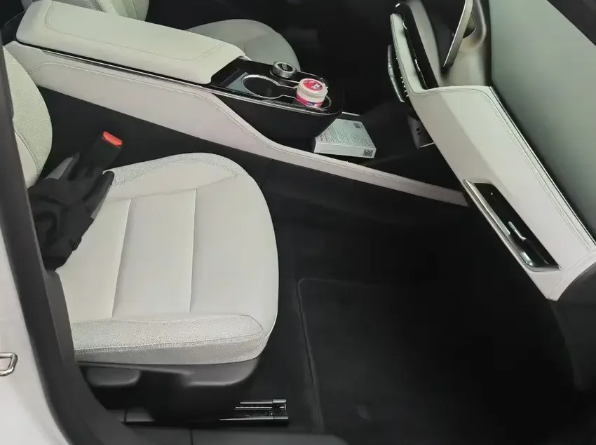 Cadillac GT4 25T Fashion Edition 2025 — миниатюра 4
