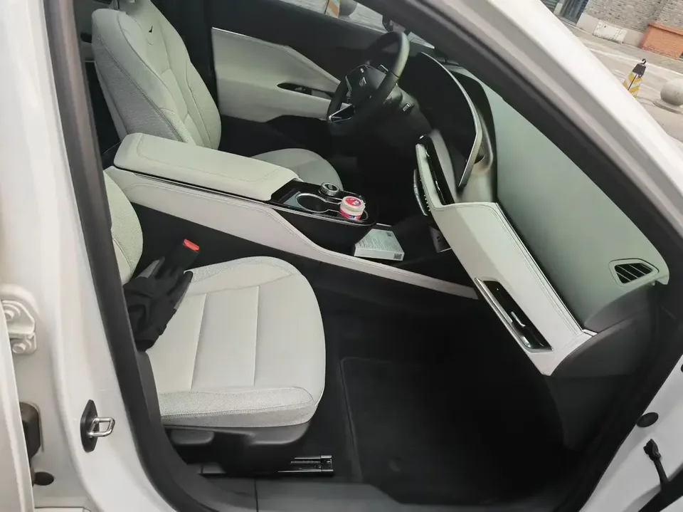 Cadillac GT4 25T Fashion Edition 2025 — миниатюра 5