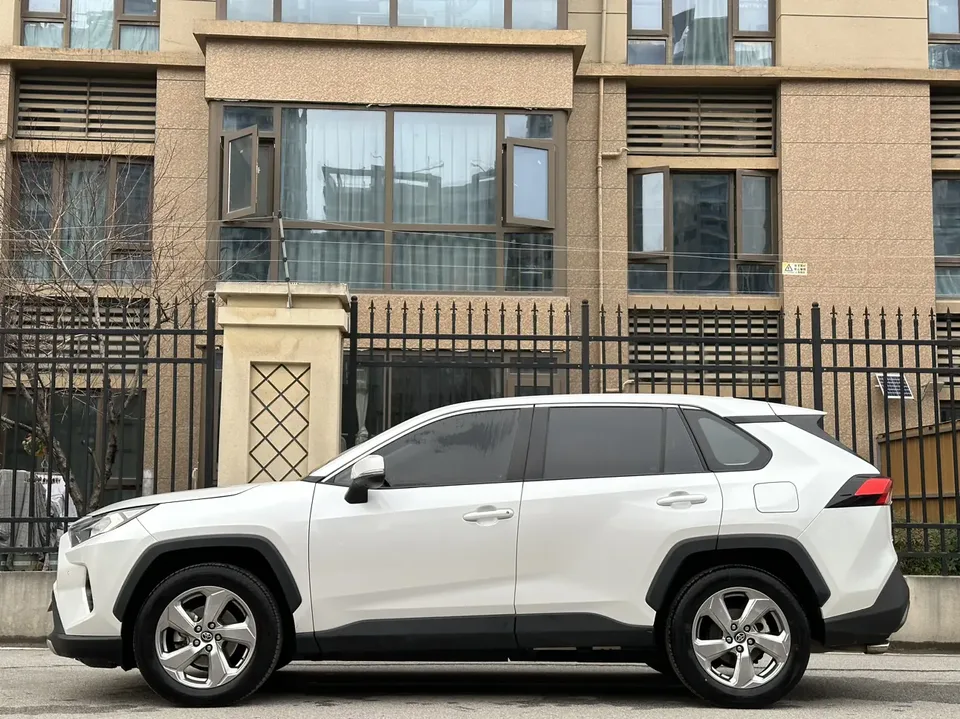 Toyota RAV4 2.0L CVT 2WD Fashion PLUS Edition 2023 — миниатюра 3