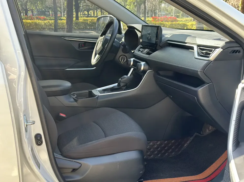 Toyota RAV4 2.0L CVT 2WD Urban Edition 2024 — миниатюра 3