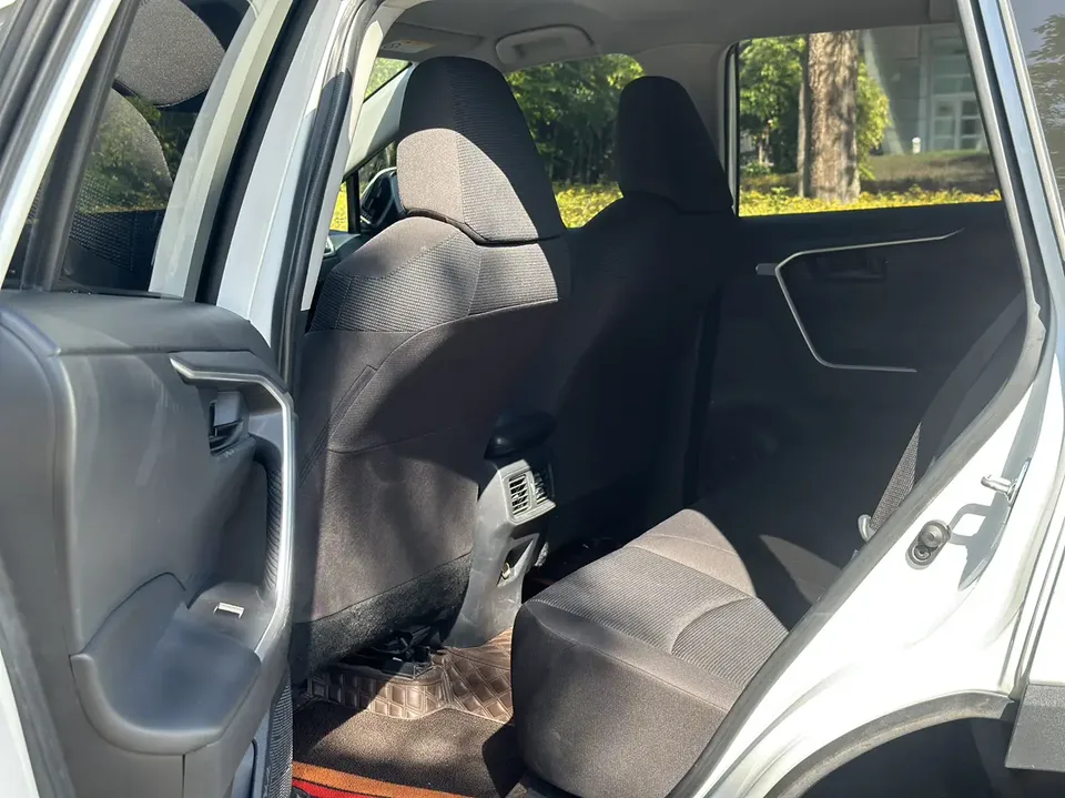 Toyota RAV4 2.0L CVT 2WD Urban Edition 2024 — миниатюра 4