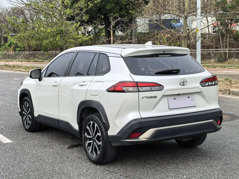 Toyota Frontlander 2.0L CVT Luxury Edition 2022 — миниатюра 2