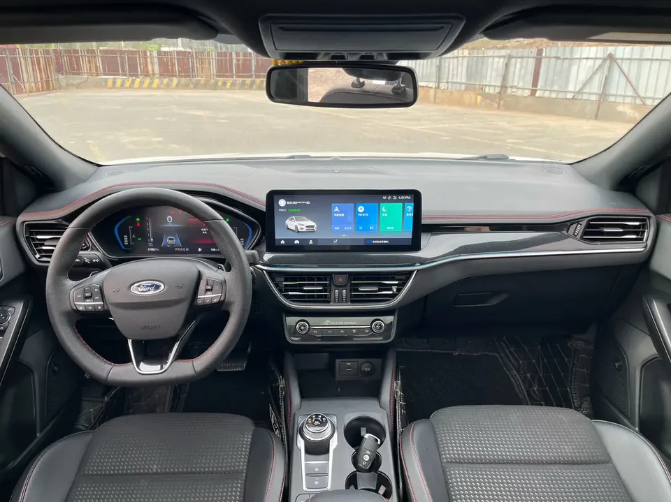 Ford Focus Focus 2021 sedan EcoBoost 180 automatic ST Line 2022 — миниатюра 3
