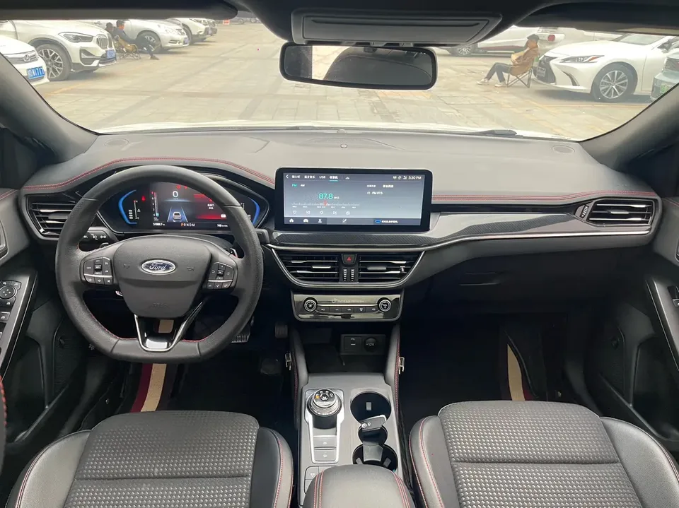 Ford Focus Focus 2021 sedan EcoBoost 180 automatic ST Line 2022 — миниатюра 4