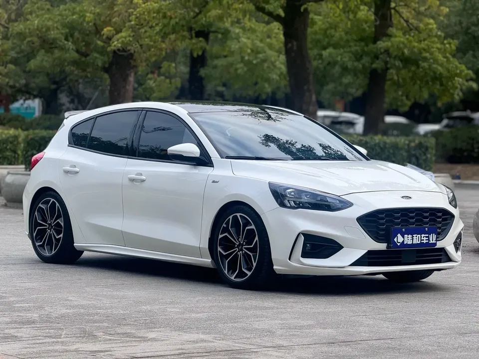 Ford Focus Focus 2021 hatchback EcoBoost 180 automatic ST Line 2022 — миниатюра 3