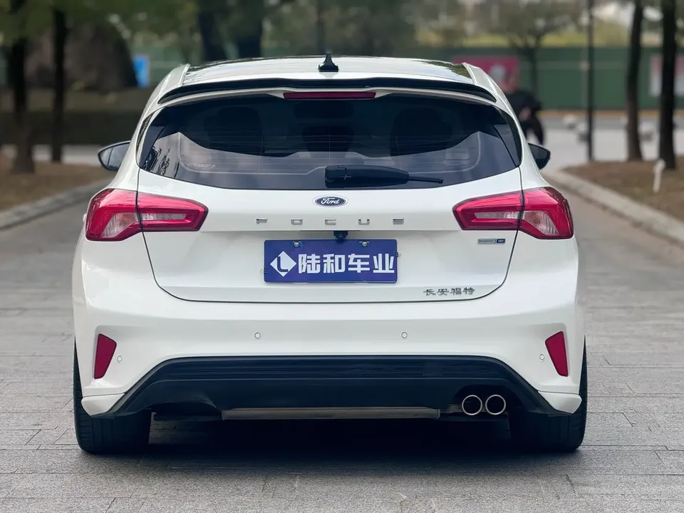 Ford Focus Focus 2021 hatchback EcoBoost 180 automatic ST Line 2022 — миниатюра 5