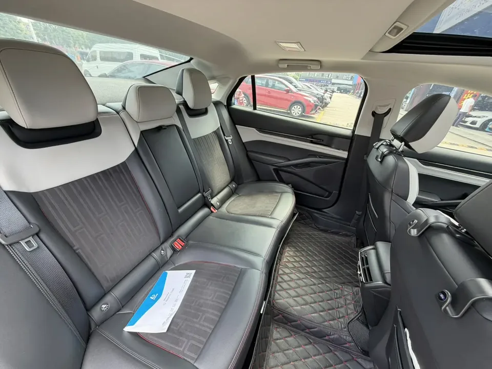 Ford Mondeo facelift EcoBoost 245 luxury model 2023 — миниатюра 4