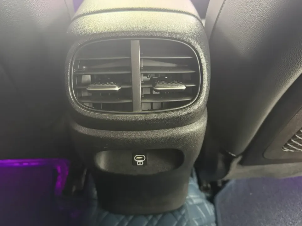 Hyundai Elantra 1.5L CVT LUX Premium Edition 2023 — миниатюра 3