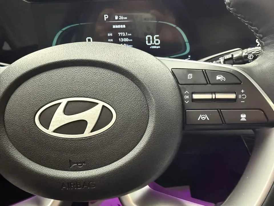Hyundai Elantra 1.5L CVT LUX Premium Edition 2023 — миниатюра 4