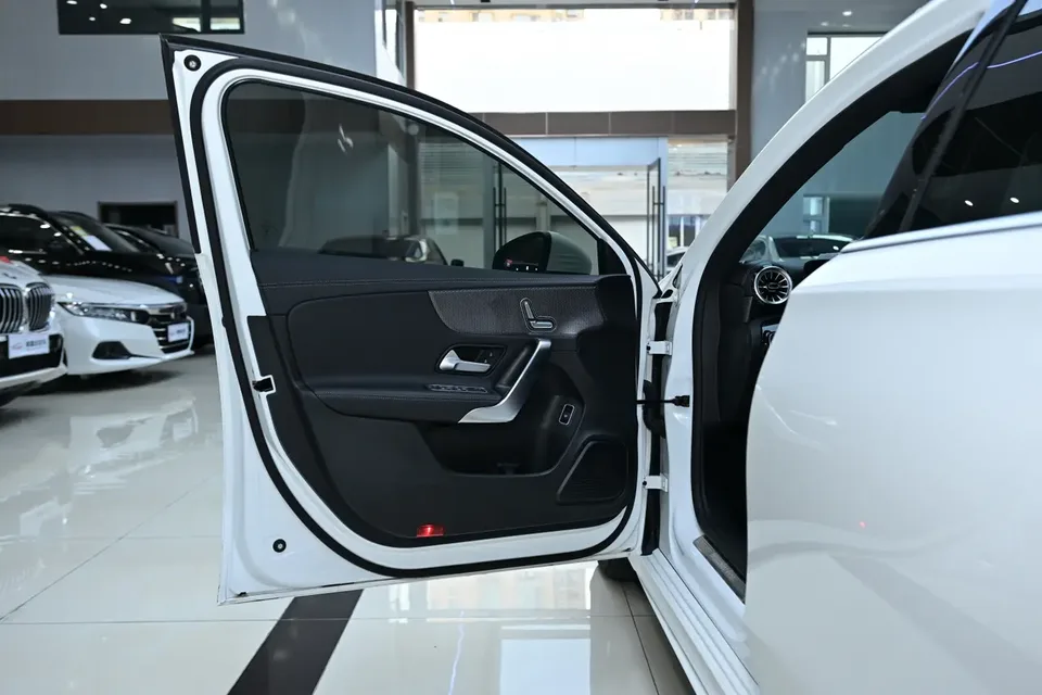 Mercedes-Benz Mercedes Benz A Class Mercedes-Benz A-Class 2023 A 200 L Sports Sedan Fashion Edition 2023 — миниатюра 4