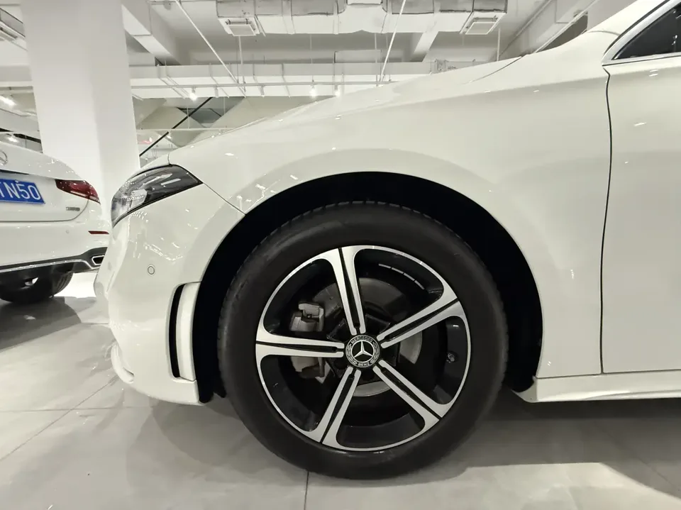 Mercedes-Benz Mercedes Benz A Class Mercedes-Benz A-Class 2022 A 200 L sports sedan dynamic version 2023 — миниатюра 4