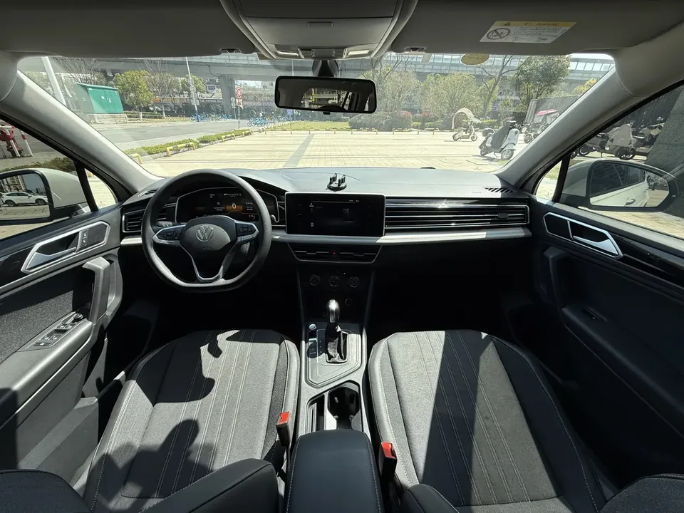 Volkswagen Tiguan L Tiguan L 2022 330TSI Automatic 2WD Comfort Edition 2022 — миниатюра 3