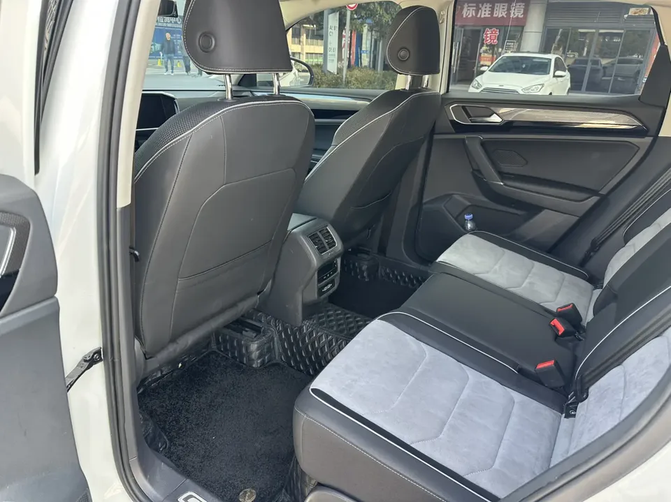 Volkswagen Tayron X 330TSI 2WD Premium Intelligent Edition 2022 — миниатюра 3