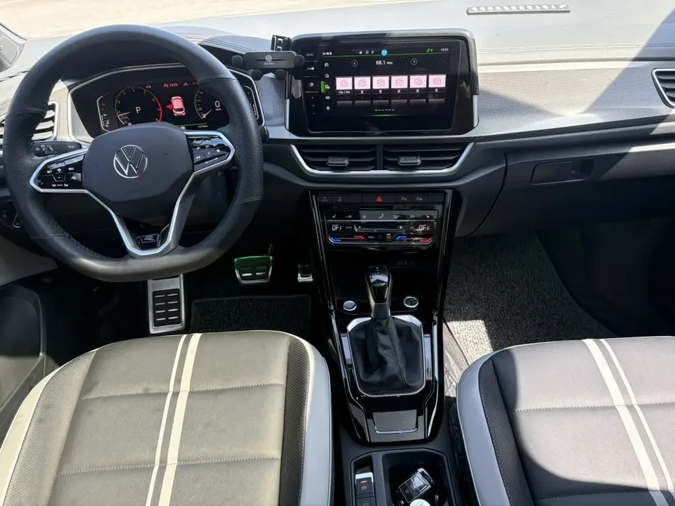Volkswagen T-Roc 300TSI DSG Starlight Edition 2023 — миниатюра 3