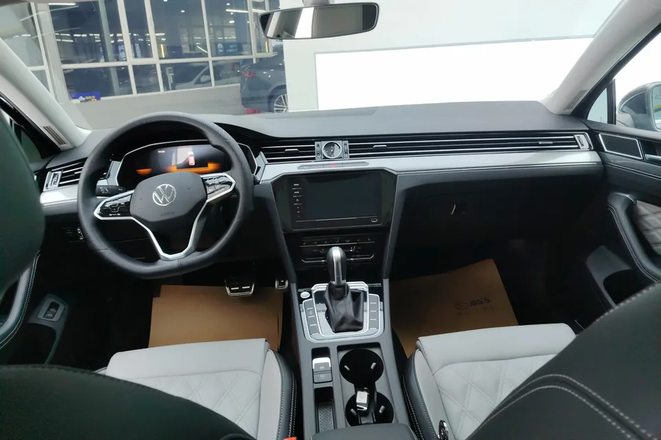 Volkswagen Magotan Magotan 2023 2 million commemorative edition 280TSI DSG leading model 2024 — миниатюра 4