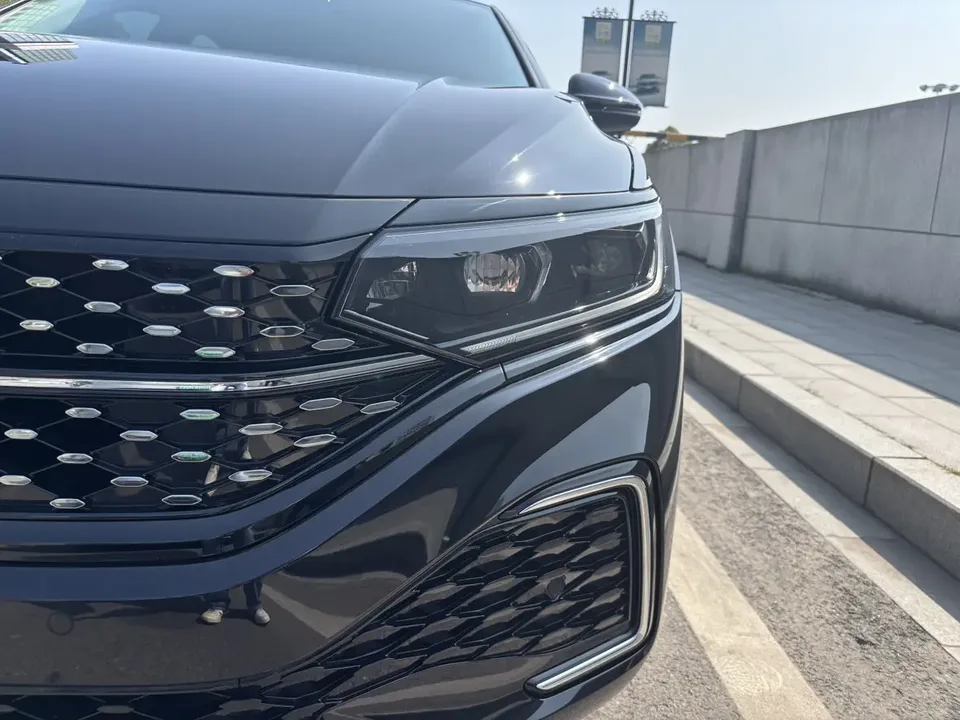 Volkswagen Passat Outstanding Model 380TSI Starry Sky Dragon Edition 2024 — миниатюра 4