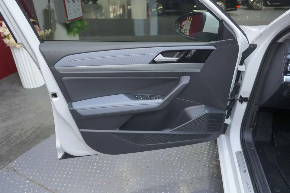 Volkswagen Lavida 300TSI DSG Full Edition 2024 — миниатюра 3
