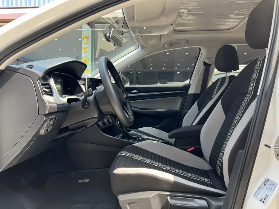 Volkswagen Bora Bora 2023 1.5L Automatic Limited Edition 2023 — миниатюра 3
