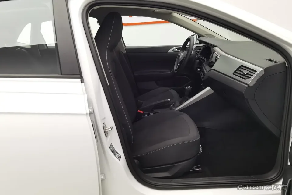 Volkswagen Polo facelift Plus 1.5L Automatic Indulgence Edition 2023 — миниатюра 5