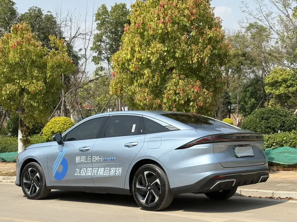 Geely Galaxy L6 1.5 EM-i DHT 140KM Long-distance Edition 2025 — миниатюра 2