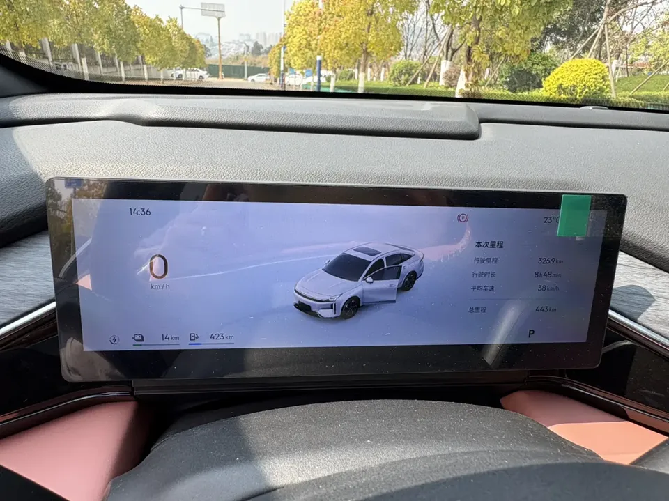 Geely Galaxy L6 1.5 EM-i DHT 140KM Long-distance Edition 2025 — миниатюра 3