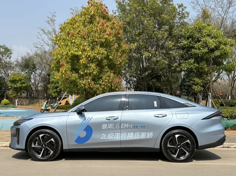 Geely Galaxy L6 1.5 EM-i DHT 140KM Long-distance Edition 2025 — миниатюра 4