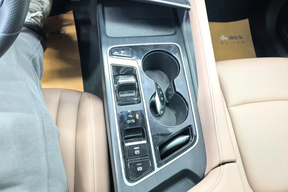 FAW Bestune B70 Longteng Edition 1.5T Leading Model 2025 — миниатюра 4