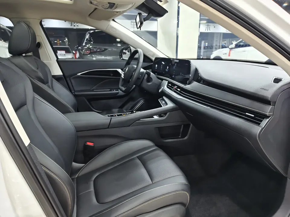 FAW Bestune B70 Bestune B70 2025 Dragon Glory Edition 1.5T Enjoyment Edition 2025 — миниатюра 3
