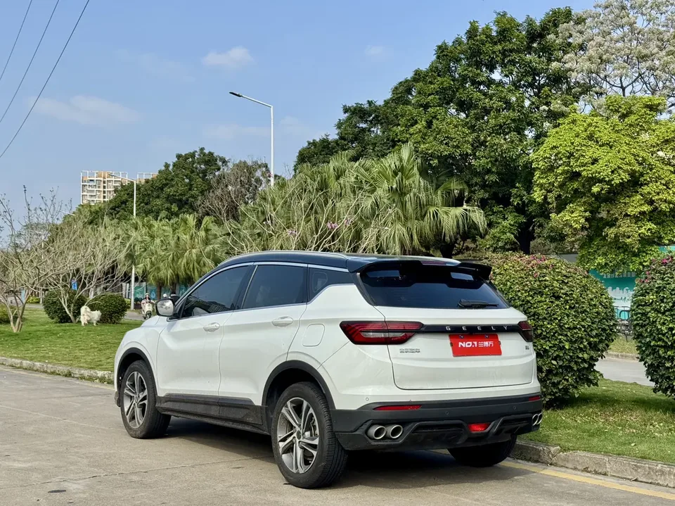 Geely Coolray SX11 240T DCT Platinum Edition 2022 — миниатюра 4