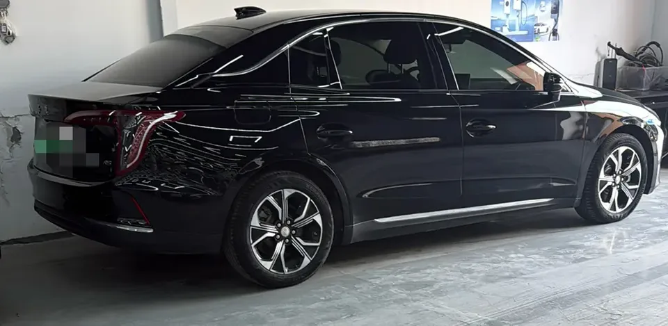 Hongqi E-QM5 charging 431km enjoyment version 5 seats 2023 — миниатюра 4